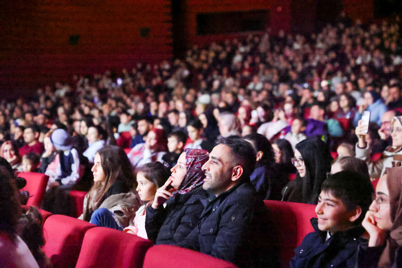 Konya’da eğlence dolu tiyatro gösterisi 16